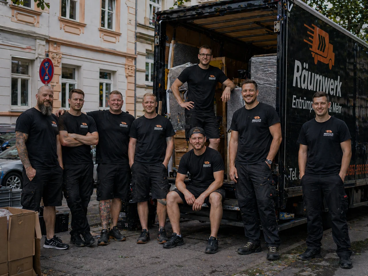 Räumwerk-Markenauftritt mit Team und Firmenfahrzeug